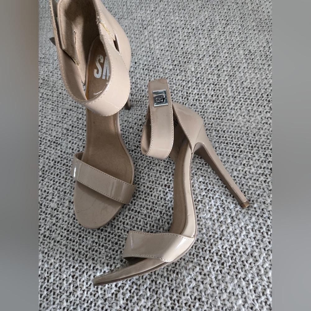 Women's 8 beige turnkey heels